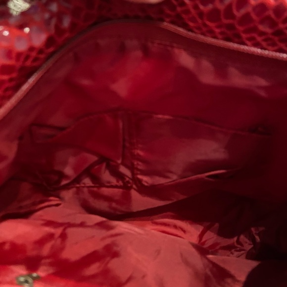 Red hello kitty faux snake skin tote bag - Picture 3 of 6